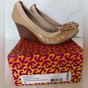 Tory Burch Caroline Wedge-Naplak/Elastic